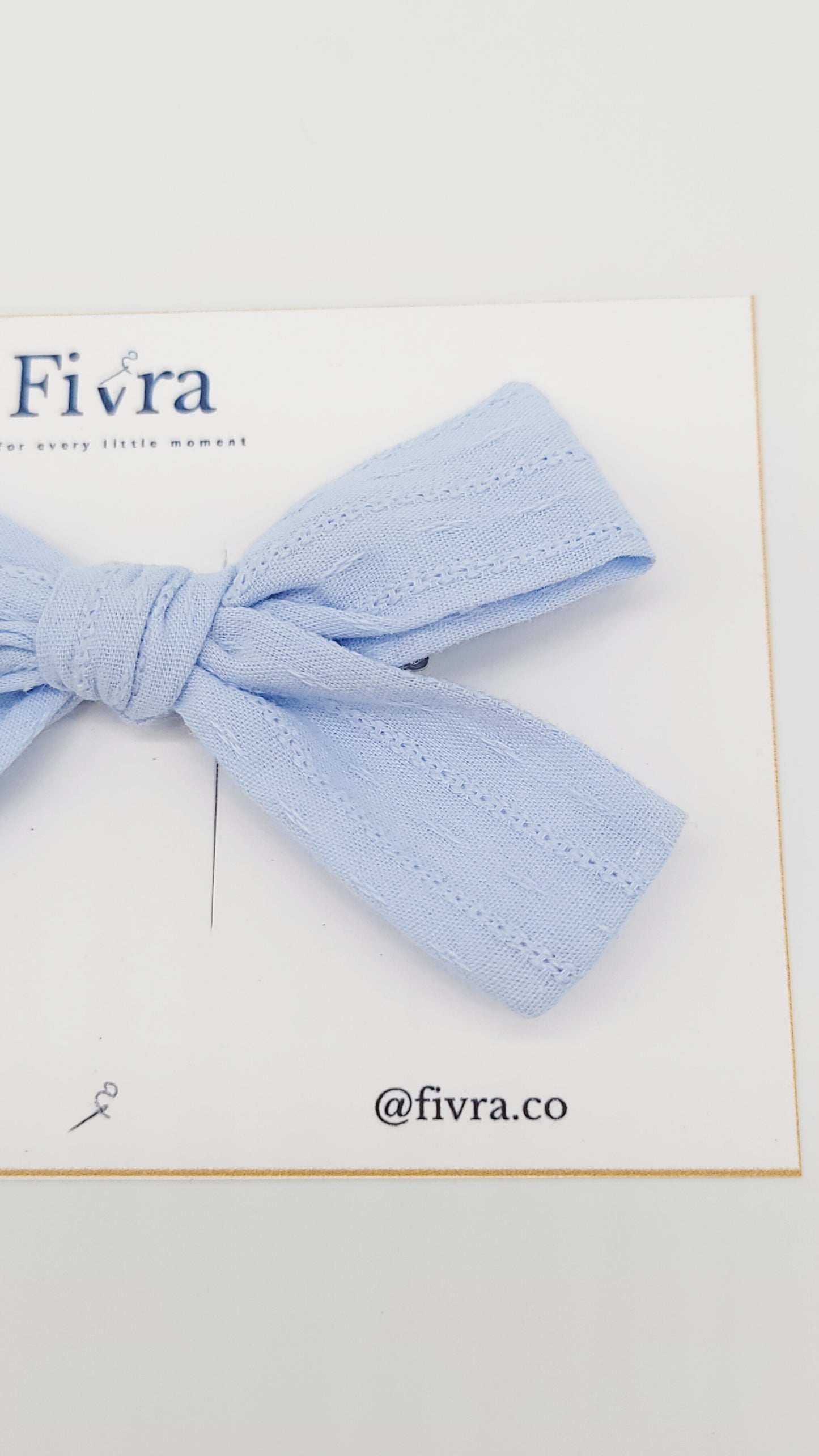 Medium hair bow - alligator clip - Light blue